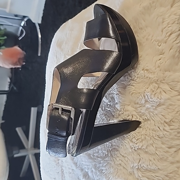Micheal kores heels - Picture 3 of 5